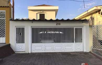 Imagem: A casa possui 3 Dormitórios, 3 Banheiros, 4 Vagas na garagem