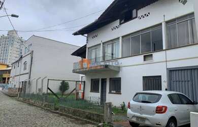 Imagem: A casa possui 2 Dormitórios, 1 Banheiro, 2 Vagas na garagem