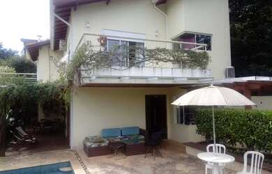 Imagem: A casa em condomínio possui 4 Dormitórios, 3 Banheiros, 4