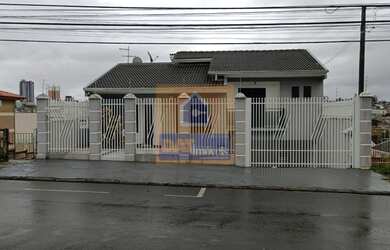 Imagem: A casa possui 4 Dormitórios, 2 Banheiros, 2 Vagas na garagem