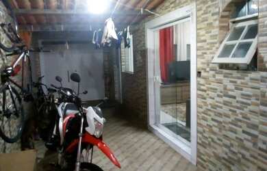 Imagem: A casa possui 2 Dormitórios, 3 Banheiros, 2 Vagas na garagem