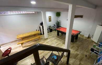 Imagem: A casa possui 3 Dormitórios, 2 Banheiros, 2 Vagas na garagem