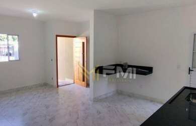 Imagem: A casa possui 2 Dormitórios, 1 Banheiro, 2 Vagas na garagem