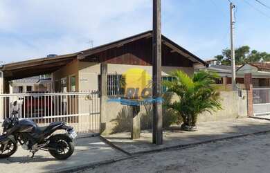 Imagem: A casa possui 5 Dormitórios, 3 Banheiros, 5 Vagas na garagem