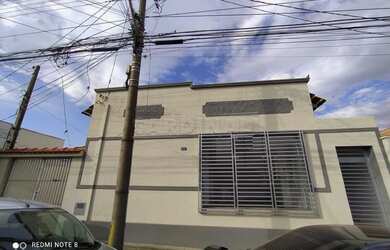 Imagem: A casa possui 4 Dormitórios, 2 Banheiros, 1 Vaga na garagem