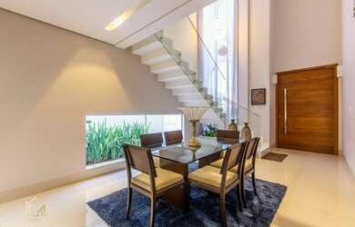 Imagem: A casa em condomínio possui 4 Dormitórios, 5 Banheiros, 2