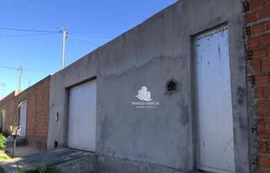 Imagem: A casa possui 3 Dormitórios, 1 Banheiro, 1 Vaga na garagem