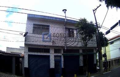 Imagem: A casa possui 3 Dormitórios, 1 Banheiro, 2 Vagas na garagem