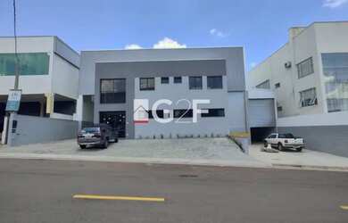 Imagem: O depósito possui 5 Vagas na garagem, 753m² de Área e Área