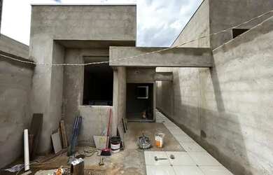 Imagem: A casa possui 2 Dormitórios, 1 Banheiro, 1 Vaga na garagem