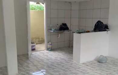 Imagem: A casa possui 2 Dormitórios, 1 Banheiro, 1 Vaga na garagem