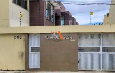 Imagem: A casa possui 3 Dormitórios, 3 Banheiros, 2 Vagas na garagem