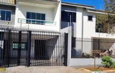 Imagem: A casa possui 3 Dormitórios, 2 Banheiros, 2 Vagas na garagem