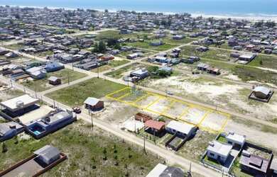 Imagem: O terreno possui 300m² de Área e está localizado em Balneário