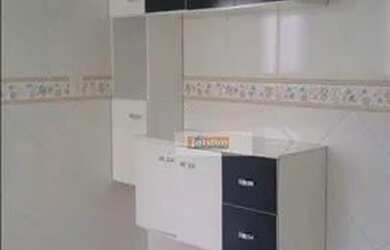 Imagem: O apartamento possui 2 Dormitórios, 1 Banheiro, 1 Vaga na garagem