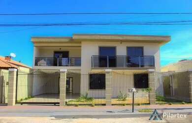 Imagem: A casa possui 4 Dormitórios, 3 Banheiros, 4 Vagas na garagem