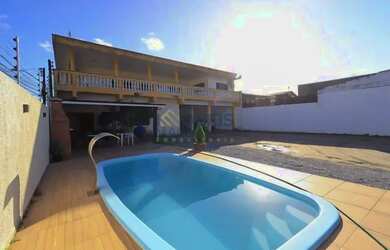 Imagem: A casa possui 3 Dormitórios, 2 Banheiros, 5 Vagas na garagem