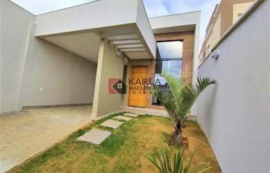 Imagem: A casa possui 3 Dormitórios, 2 Banheiros, 2 Vagas na garagem