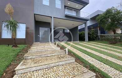 Imagem: A casa em condomínio possui 4 Dormitórios, 5 Banheiros, 2