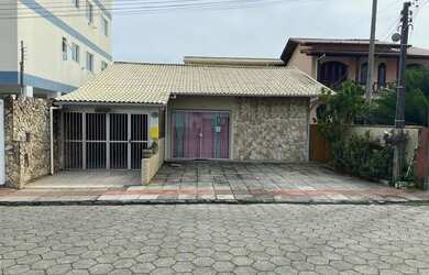 Imagem: A casa possui 3 Dormitórios, 3 Banheiros, 2 Vagas na garagem