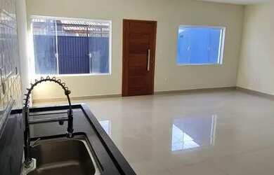 Imagem: A casa possui 3 Dormitórios, 1 Banheiro, 2 Vagas na garagem