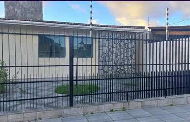 Imagem: A casa possui 3 Dormitórios, 3 Banheiros, 3 Vagas na garagem