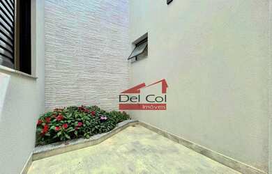 Imagem: A casa possui 3 Dormitórios, 1 Banheiro, 2 Vagas na garagem