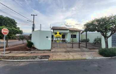 Imagem: A casa possui 2 Dormitórios, 1 Banheiro, 2 Vagas na garagem