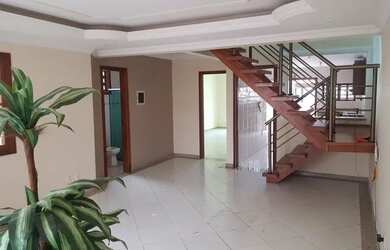 Imagem: A casa possui 4 Dormitórios, 4 Banheiros, 2 Vagas na garagem