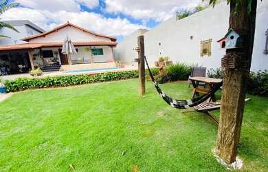 Imagem: A casa possui 3 Dormitórios, 2 Banheiros, 2 Vagas na garagem