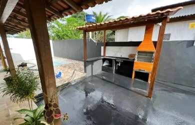 Imagem: A casa possui 2 Dormitórios, 2 Banheiros, 2 Vagas na garagem