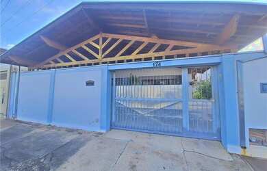 Imagem: A casa possui 3 Dormitórios, 1 Banheiro, 2 Vagas na garagem