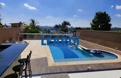 Imagem: A casa possui 3 Dormitórios, 5 Banheiros, 4 Vagas na garagem