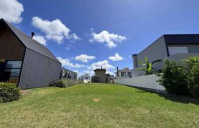 Imagem: O terreno possui 10m² de Área e está localizado em Laranjal