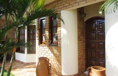 Imagem 3: Sobrado Espaçoso com Piscina em Terreno Privilegiado