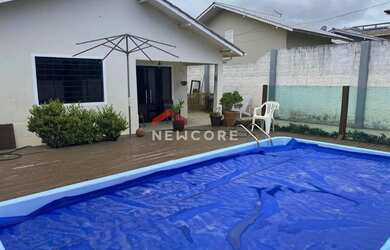 Imagem: A casa possui 2 Dormitórios, 1 Banheiro, 2 Vagas na garagem