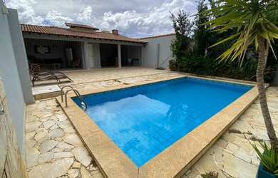 Imagem: A casa possui 3 Dormitórios, 3 Banheiros, 4 Vagas na garagem