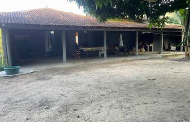 Imagem: A casa possui 4 Dormitórios, 4 Banheiros, 1 Vaga na garagem