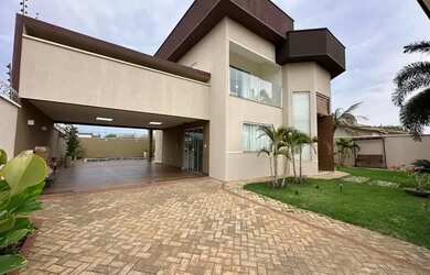 Imagem: A casa possui 4 Dormitórios, 2 Banheiros, 4 Vagas na garagem