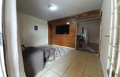 Imagem: A casa possui 3 Dormitórios, 2 Banheiros, 5 Vagas na garagem