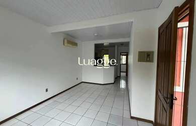 Imagem: A casa possui 3 Dormitórios, 1 Banheiro, 2 Vagas na garagem