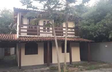 Imagem: A casa possui 3 Dormitórios, 3 Banheiros, 4 Vagas na garagem