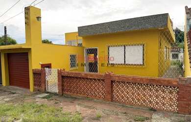 Imagem: A casa possui 3 Dormitórios, 2 Banheiros, 1 Vaga na garagem