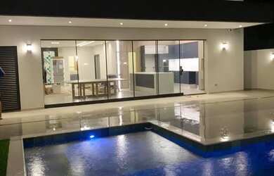 Imagem: A casa em condomínio possui 4 Dormitórios, 5 Banheiros, 5