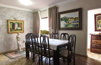 Imagem 7: Sobrado Espaçoso com Piscina em Terreno Privilegiado