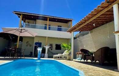 Imagem: A casa possui 4 Dormitórios, Acomodam 12 pessoas e 3 Vagas