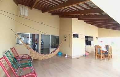 Imagem: A casa possui 2 Dormitórios, 1 Banheiro, 2 Vagas na garagem