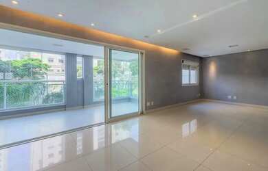 Imagem: O apartamento possui 4 Dormitórios, 5 Banheiros, 3 Vagas na