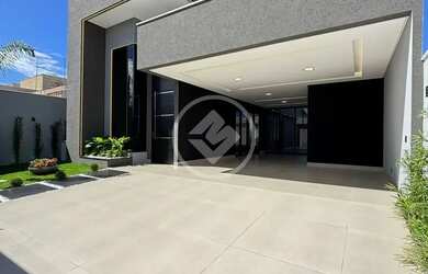 Imagem: A casa possui 3 Dormitórios, 2 Banheiros, 5 Vagas na garagem