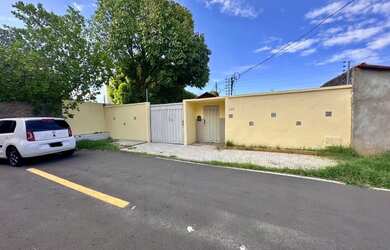 Imagem: A casa possui 4 Dormitórios, 4 Banheiros, 4 Vagas na garagem